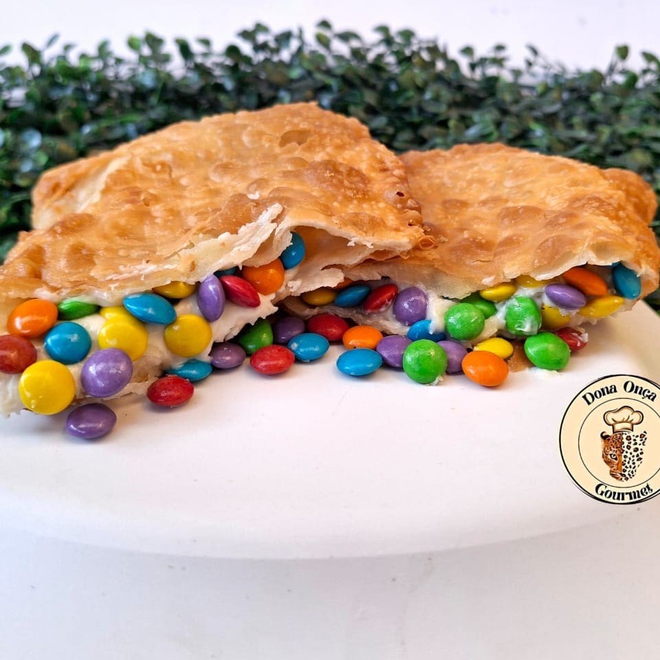 Nosso delicioso pastel doce, recheado de chocolate branco e Confete de chocolate colorido.