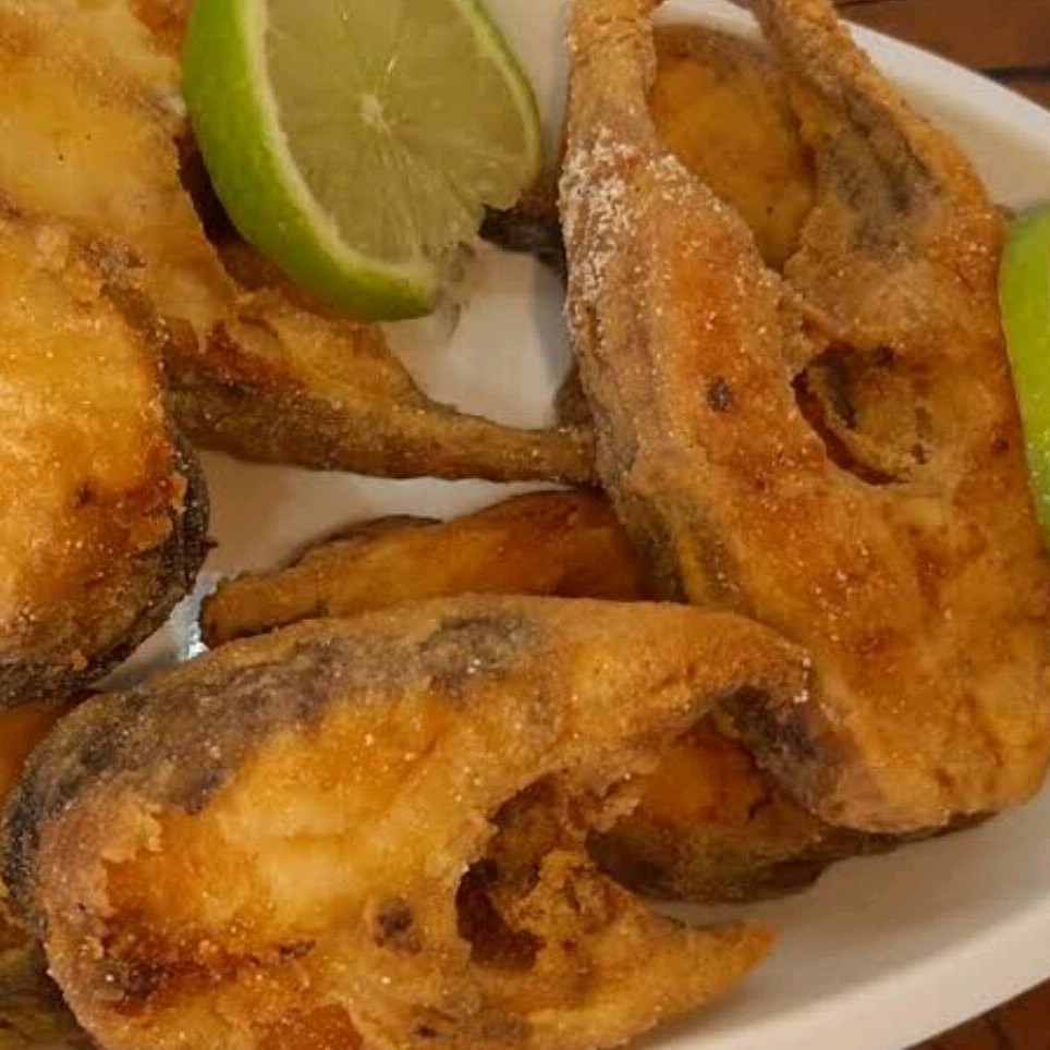 Acompanha, arro feijão e farofa entre outras opções a escolher.