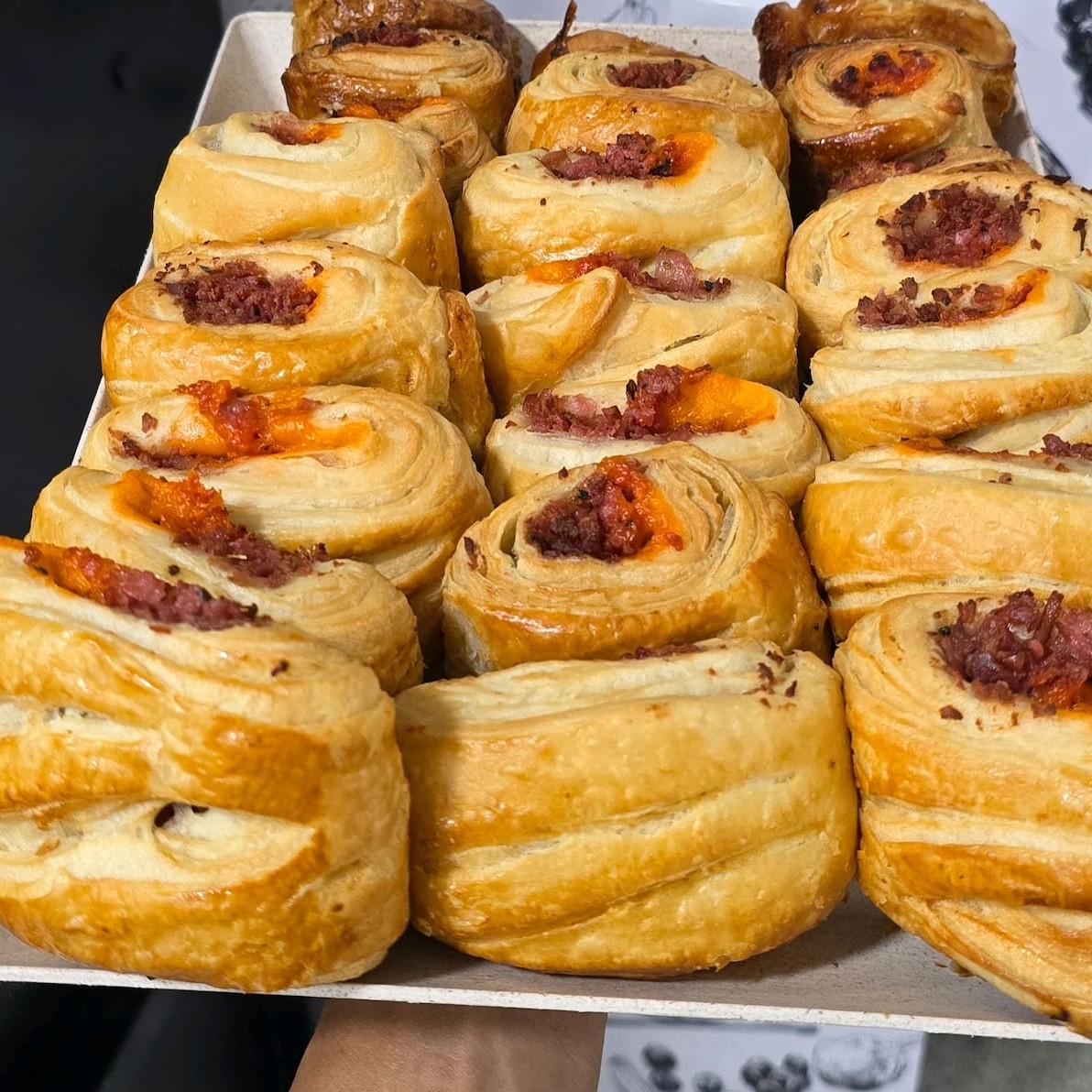 Temos disponível o sabor (calabresa com cheddar) e (presunto e queijo) nos envie sua preferência ou deixe em observação.