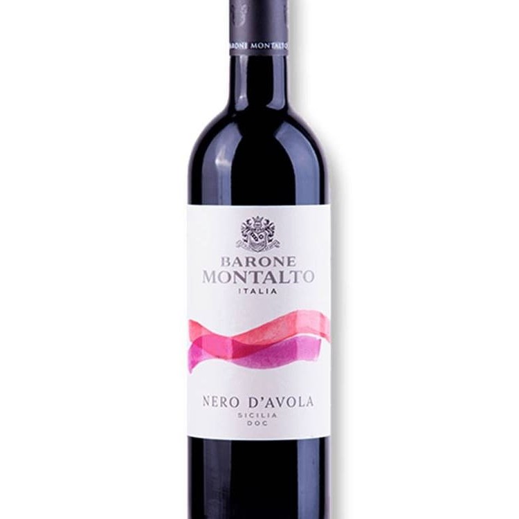 Logo ao servir este vinho em taça, é possível sentir os aromas frutados de cerejas e ameixa. Bastante fresco, em boca ele se mostra leve, redondo e macio, muito fácil de beber! Os sabores de frutas vermelhas maduras - com um toque de alcaçuz - preenchem toda a boca e convidam para um novo gole.  Tipo do Vinho: Tinto Uva: 100% Nero d´Avola Volume: 750 ml Teor Alcoólico: 13% Vinícola: Barone Montalto Amadurecimento: Em tanques de aço inox Potencial de Guarda: Até 5 anos Temp. De Serviço: 16c a 18c Visual: Café expresso, chocolate , ameixa, amora e cassis . Olfativo: Notas balsâmicas, cacau e café Gustativo: Paladar intenso, com ótima estrutura e suavidade, final longo. Vinho Como Eu Vejo: Fresco, Frutado, Equilibrado, Momento de Consumo: Dia-a-Dia, Jantar a dois, Região: Sicília