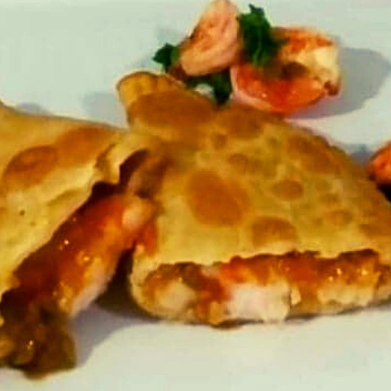 Pastel de massa artesanal de 15 cm, recheado com camarões e molho caseiro com temperos naturais.