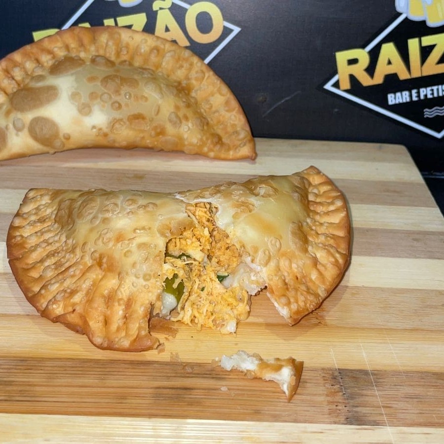 Apresentamos o nosso aclamado 'Frango com Requeijão', um pastel supremo que tem causado sensação no .   Este delicioso pastel é recheado com um frango suculento e generosamente complementado com requeijão cremoso, criando uma combinação irresistível que derrete na boca.   Saboreie a perfeita harmonia entre o frango tenro e o requeijão cremoso, em cada mordida do nosso pastel estrela.   Uma experiência gastronômica inesquecível aguarda você!
