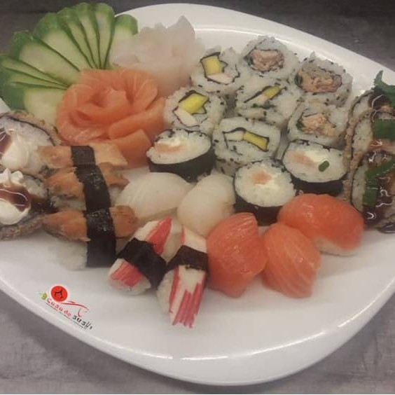 Sashimi (4 salmão, 4 peixe branco), sushi (2 salmão, 2 kani, 2 skin, 2 peixe branco), makimono (4 califórnia, 2 filadélphia, 3 hot, 3 uramaki skin)