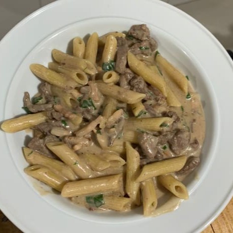 Suculenta Massa Penne Com Filé Mignon, Refogado No Alho, Cebola, Salsinha, Molho Branco E Finalizado Com Saboroso Molho Shoyo.