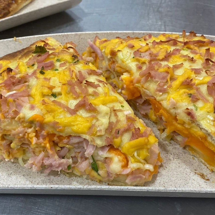 Delicioso pastelão recheado de queijo com presunto