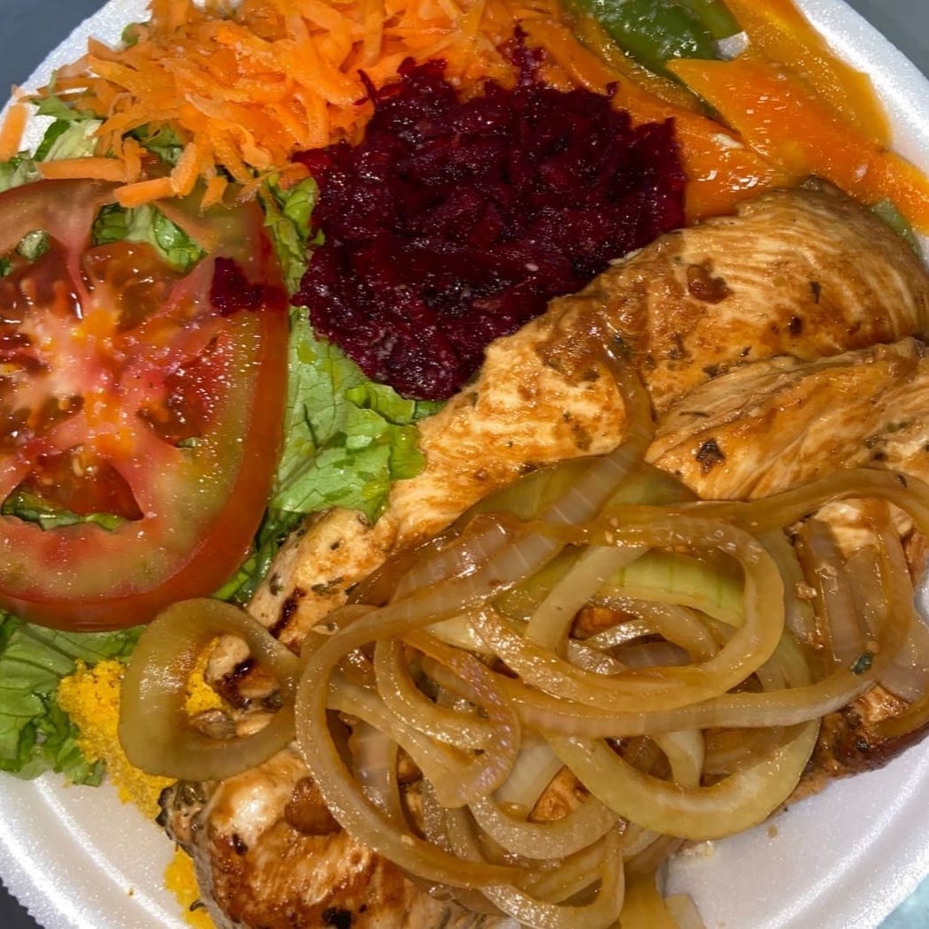 Acompanha: arroz, feijão, farofa, macarrão e saladas (variadas)