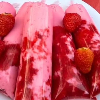 Um sorvete com textura de mousse, confeccionado com morangos frescos, geléia artesanal e totalmente sem açúcar. Seu dulçor é de forma natural.