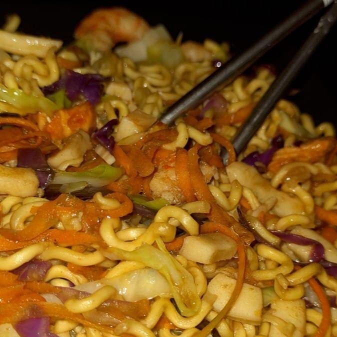 Lula, camarão, salmão, repolho roxo, repolho verde, macarrão nissin e temperos do chef