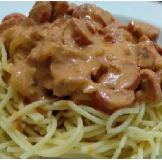 Suculenta esplosão de sabores . Delicioso espaguete com strogonoff de frango.