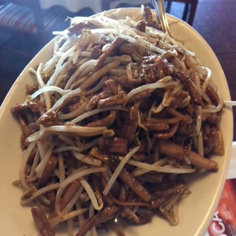 A nossa 'Carne Desfiada com Broto de Feijão e Bambu' é o campeão de vendas durante os almoços dos dias de semana. Altamente apreciado por quem trabalha nas redondezas de Copacabana, este prato, da categoria 'Carne', é uma verdadeira sensação culinária. Serve duas pessoas com uma generosidade ímpar, proporcionando um sabor marcante e inesquecível. O perfeito equilíbrio entre a carne tenra e desfiada, o frescor do broto de feijão e a textura única do bambu, faz desta refeição uma experiência gastronômica imperdível. Venha experimentar e se apaixonar!