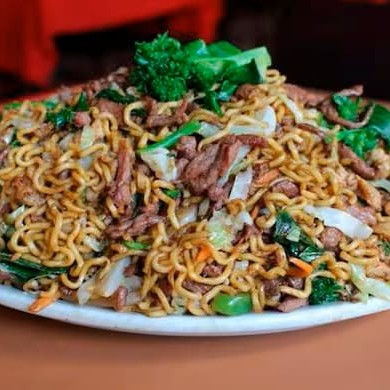 Carne, repolho roxo, repolho verde, macarrão nissim e temperos do chef