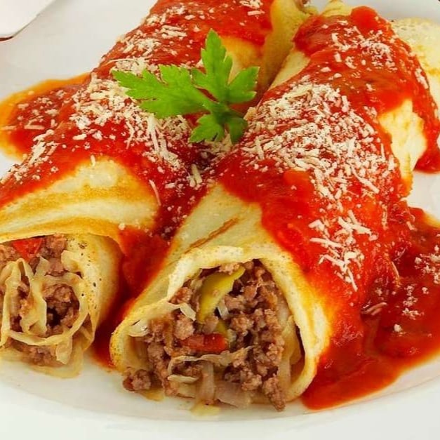 Acompanhado de arroz e salada de alface