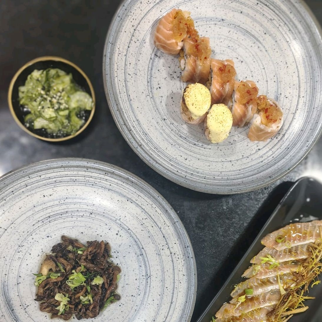 5 uramaki especial (camarão empanado e finalizado com neta de salmão e geleia de pimenta artesanal.                                         2unds de Joy de omelete trufado.                                       1 carpaccio trufado com azeite trufado raspar de limão siciliano e flor de sal finalizado com crisp de alho poró acompanhado com molho ponto.                1 sunomono.                                                     1 Shimeji