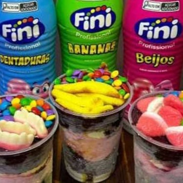 Açaí, condimentos, calda Fini, bala Fini e chantilly... Tudo Inteiramente Grátis