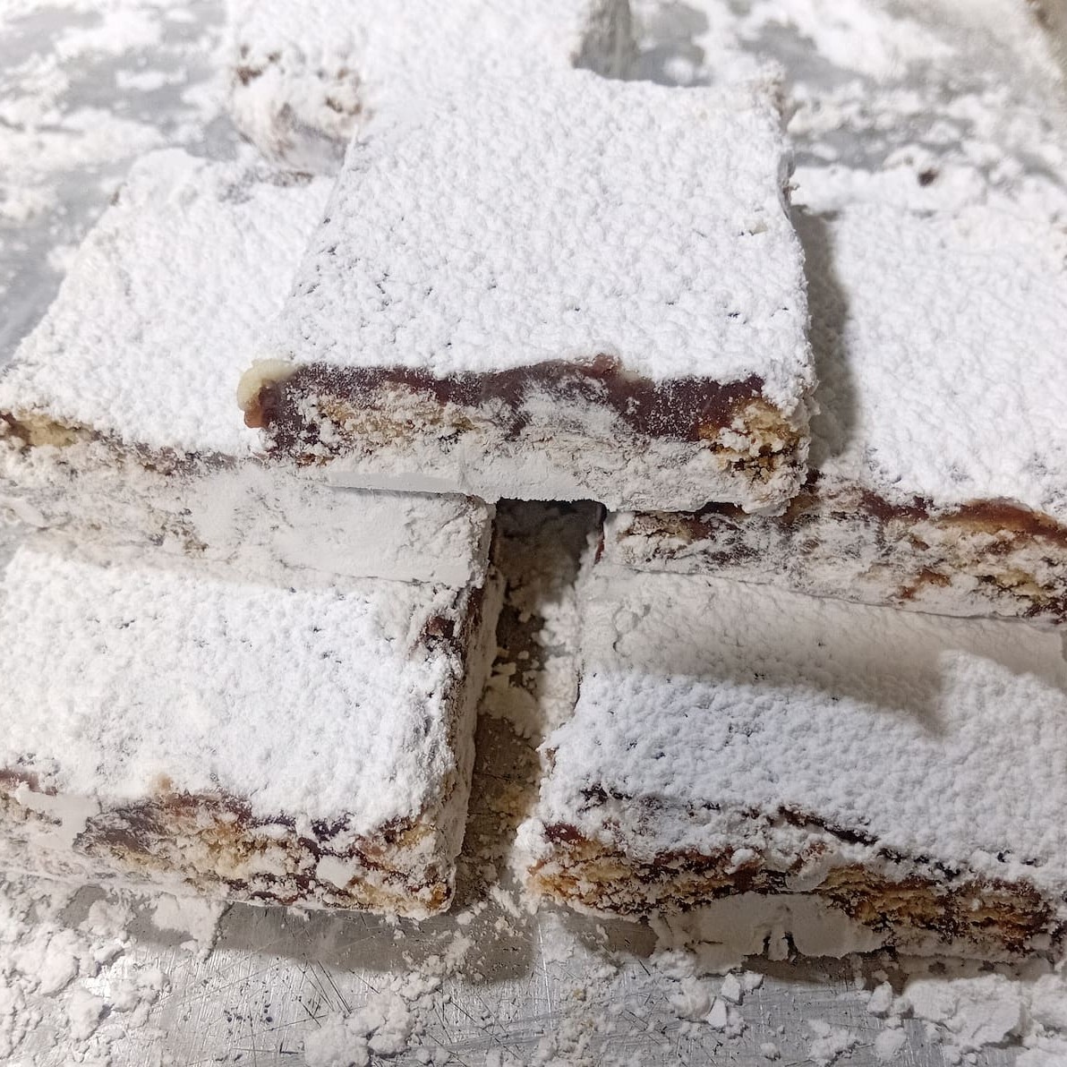 Nossa deliciosa combinação de brigadeiro e biscoito triturado moldados em tabletes.