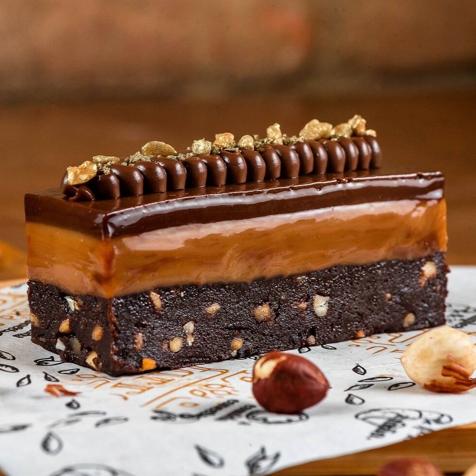 Base de bolo de chocolate meio amargo, chocolate branco, caramelo salgado e finalizado com ganache de café.