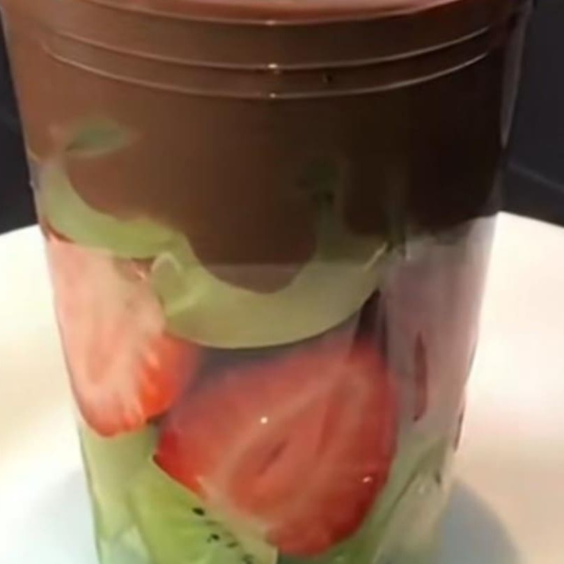 O copo com frutas o cliente pode escolher a fruta e também o cobertura de chocolate e fruta temos banana,morango,manga , uva e kiwi