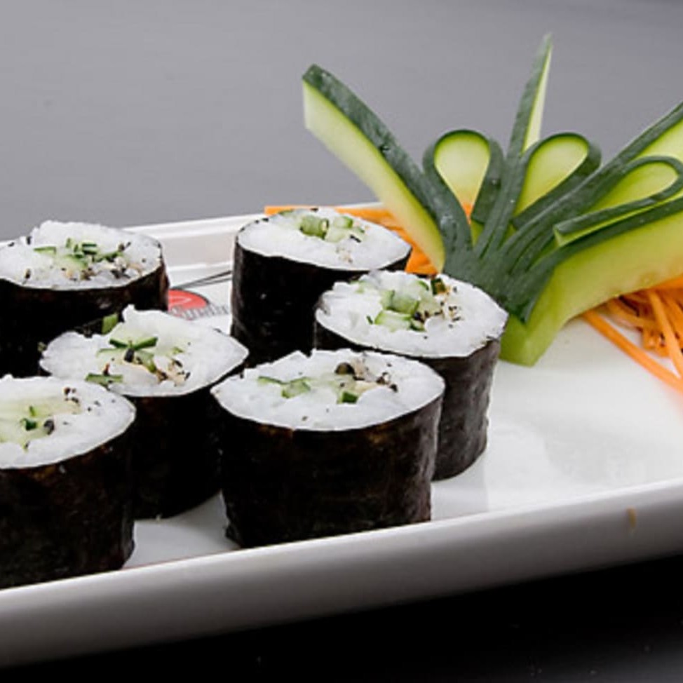 Alga, arroz, pepino e gergelim