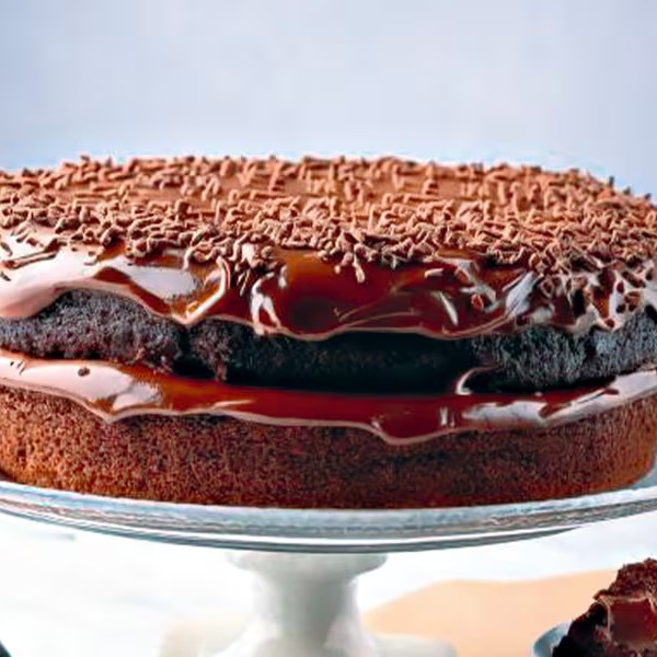 Bolo de chocolate caseiro da Vó, combinado com recheio cremoso sabor brigadeiro e finalizado com cobertura de ganache de chocolate, coberto com granulado crocante.
Imagem meramente ilustrativa.

Bolo pequeno serve até 8 fatias.
Bolo grande serve até 16 fatias.