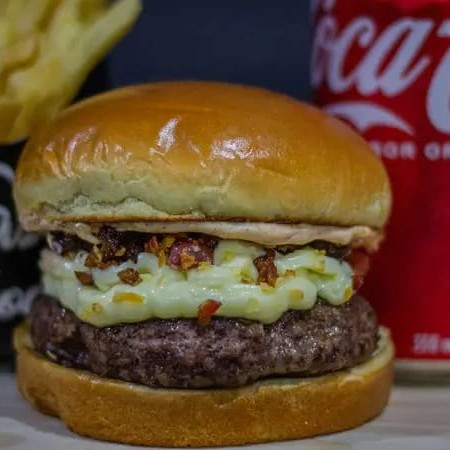 Pão brioche, carne artesanal 100g, Catupiry Original maçaricado, bacon picado, alho torrado, cebola crispy, molho gourmet