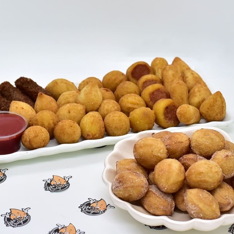 Serve até 6 pessoas 50 salgadinhos mistos+10 churros de doce de leite