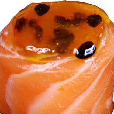 Salmão enrolado no arroz com cream cheese e geléia de maracujá