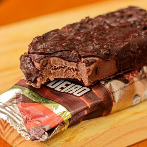 Picolé que tem uma casquinha de chocolate por cima!