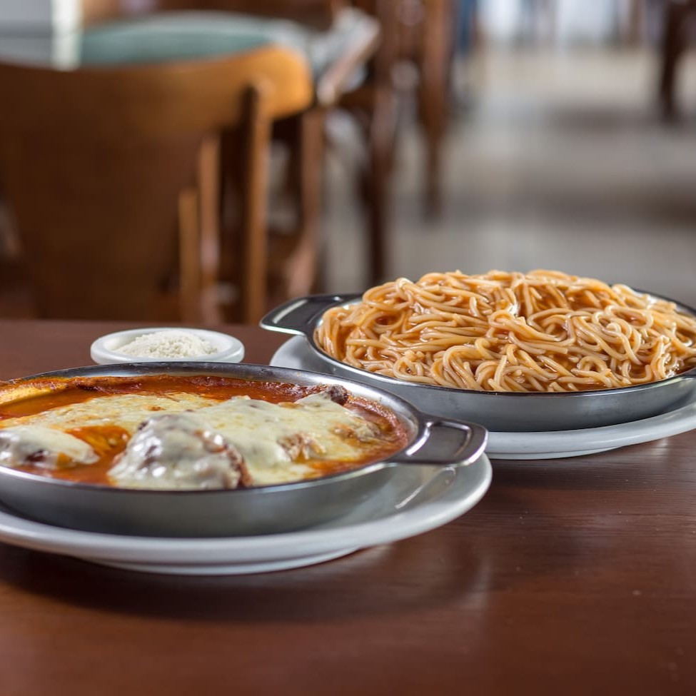 Acompanha espaguete ao molho de tomate.