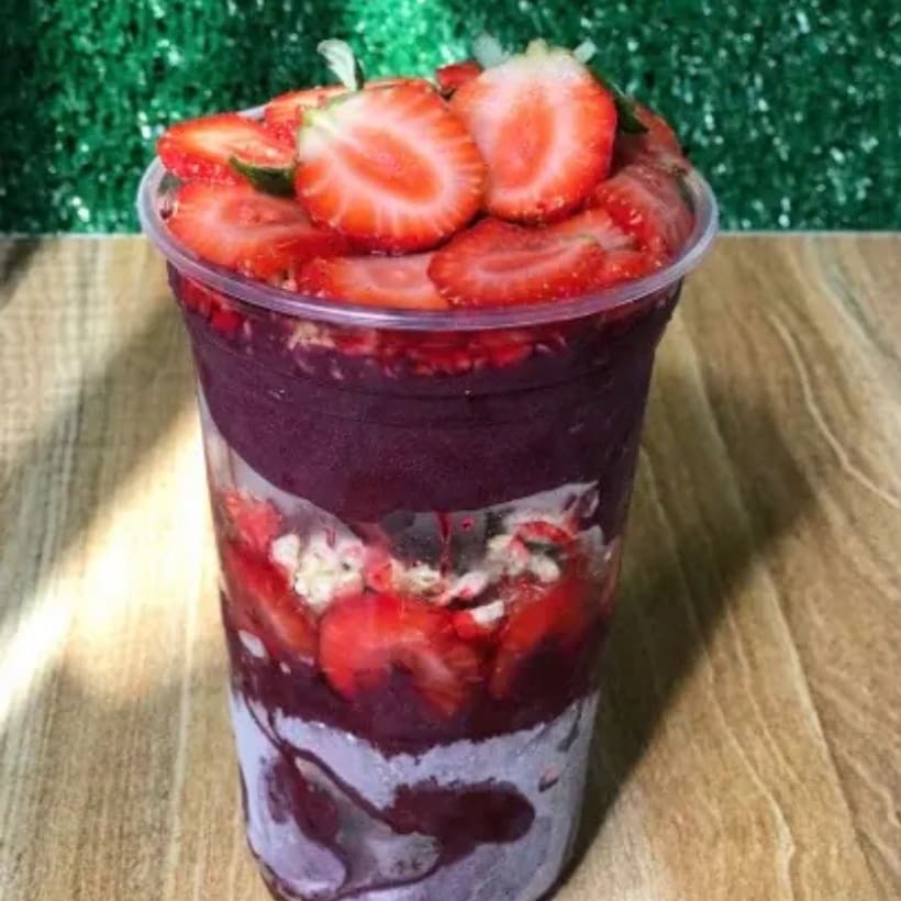 Açaí cremoso e delicioso! Obs: ao optar por complementos separados, fique atento: mesmo que selecione o mesmo complemento mais de uma vez, a quantidade enviada será a mesma da porção padrão que oferecemos no copo, ou seja, um saquinho por complemento. Caso deseje mais quantidade, é possível adicionar por um valor extra.