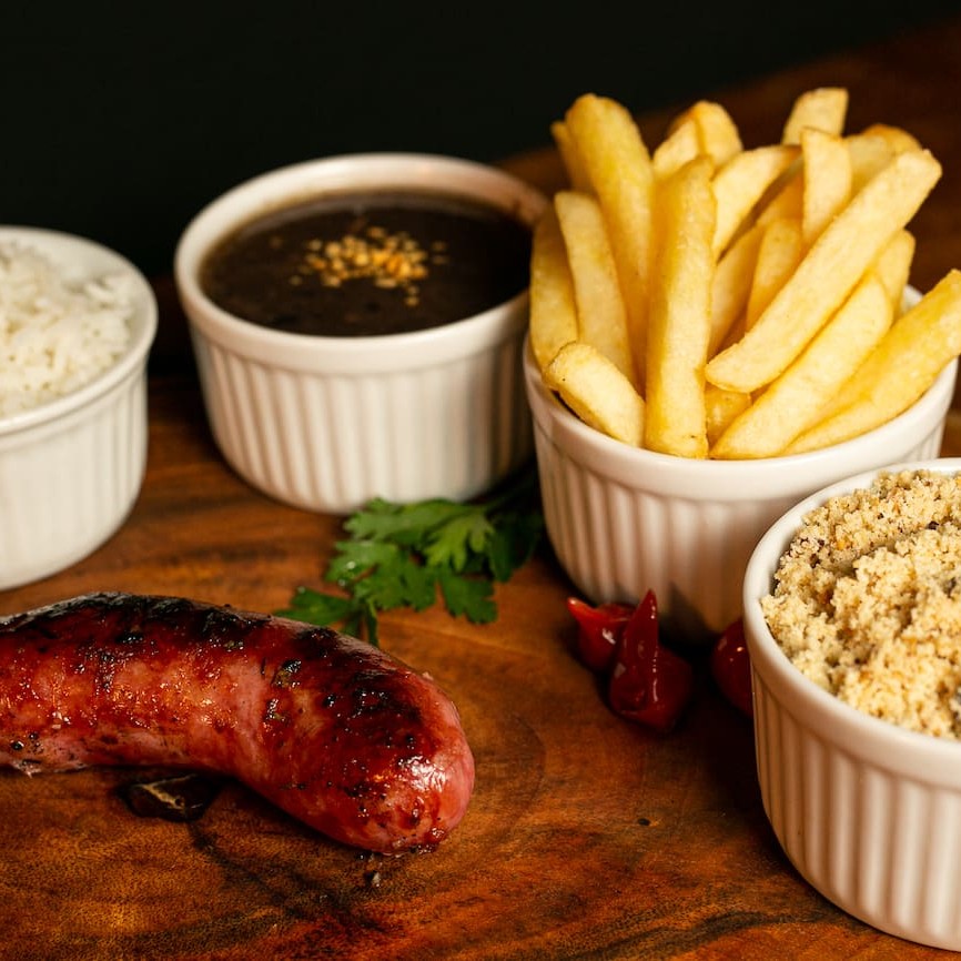 Nosso prato executivo serve 1 pessoa. Acompanha arroz branco, delicioso feijão, farofa de alho e cebola, nossa crocante batata frita palito. A unidade da Linguiça Toscana. Enviamos cada item em  embalagens separada.