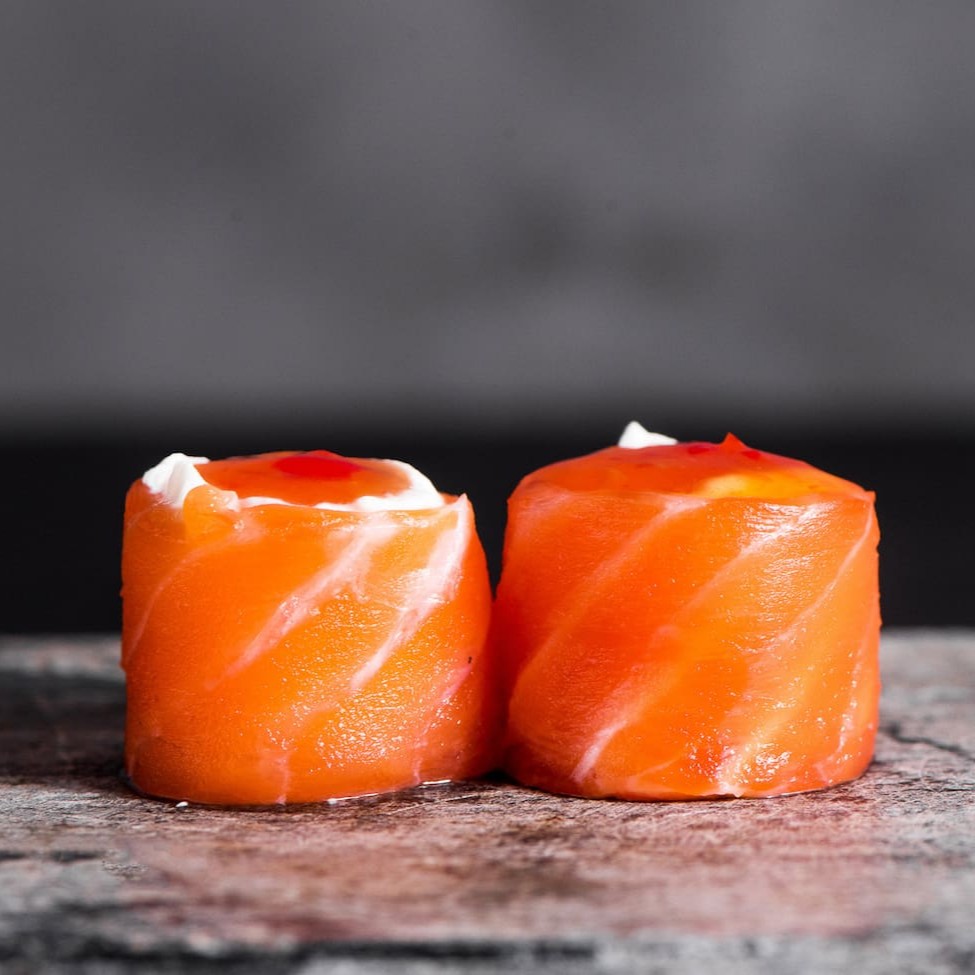 Lâmina de salmão recheado com cream cheese, finalizado geleia artezanal de pimenta coreana