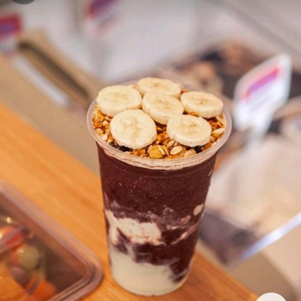 Delicie-se com o nosso Açaí Gourmet 500ml, uma experiência única. Uma combinação luxuosa de açaí cremoso e refrescante, enriquecido com a doçura irresistível da Nutella. O sabor tropical da banana e adicionam uma camada de complexidade, enquanto o leite condensado confere um toque de cremosidade. Oferecemos adicionais gratuitos para acentuar ainda mais sua experiência de sabor. Uma sobremesa de dar água na boca e que transborda em sabor e textura!