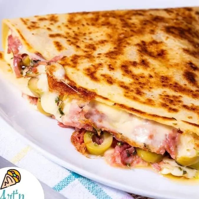 Crepe de massa caseira, super recheado com calabresa sem pele ralada, mais 1 queijo e 5 acompanhamentos de sua preferência.  #acai #crepe #tapioca #salada #natural #fit #lowcarb #jardimcrepetapioca #lanche #francesa #crepesalgado #crepedoce #tapiocasalgada #tapiocadoce #Catupiry #frango #carneseca #costelabovina #camarão #salmão #salame #presunto #calabresa #peitodeperu #docedeleite #Nutella #romeuejulieta #chocolate #kinderbueno #Milka #nestle #lacta #pizza #hamburguer #artesanal