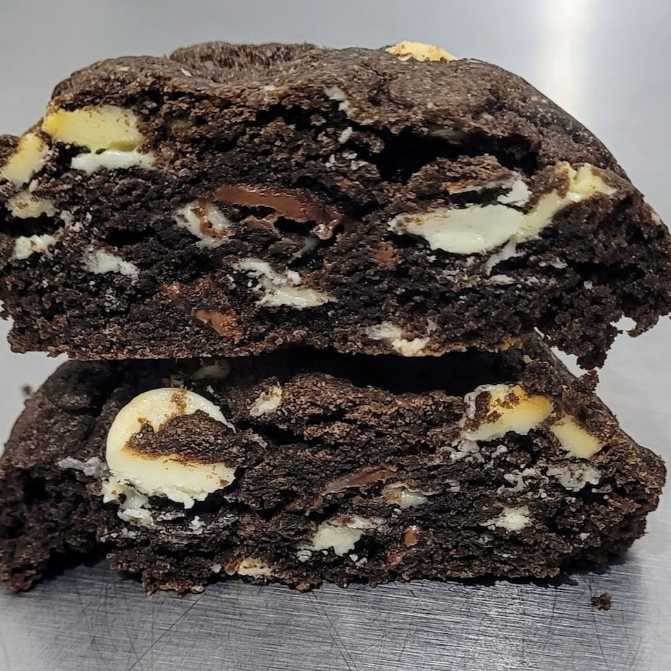 Nosso maravilhosoooo cookie de chocolate com mtas gotas de chocolate ao leite e branco Fofinho e com aquela casquinha crocante   Aproximadamente 60g  Diquinha do Du : nosso cookie aquecido por 10/15 segundos no micro-ondas fica incrível também