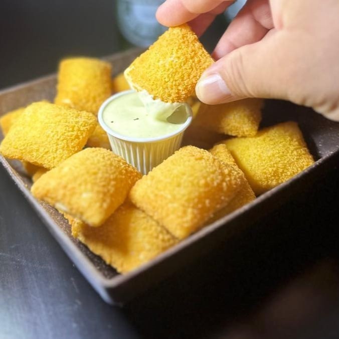 Porção com 12 crispy de queijo gouda da linha pickers da Mccain acompanhado da nossa maionese da casa.