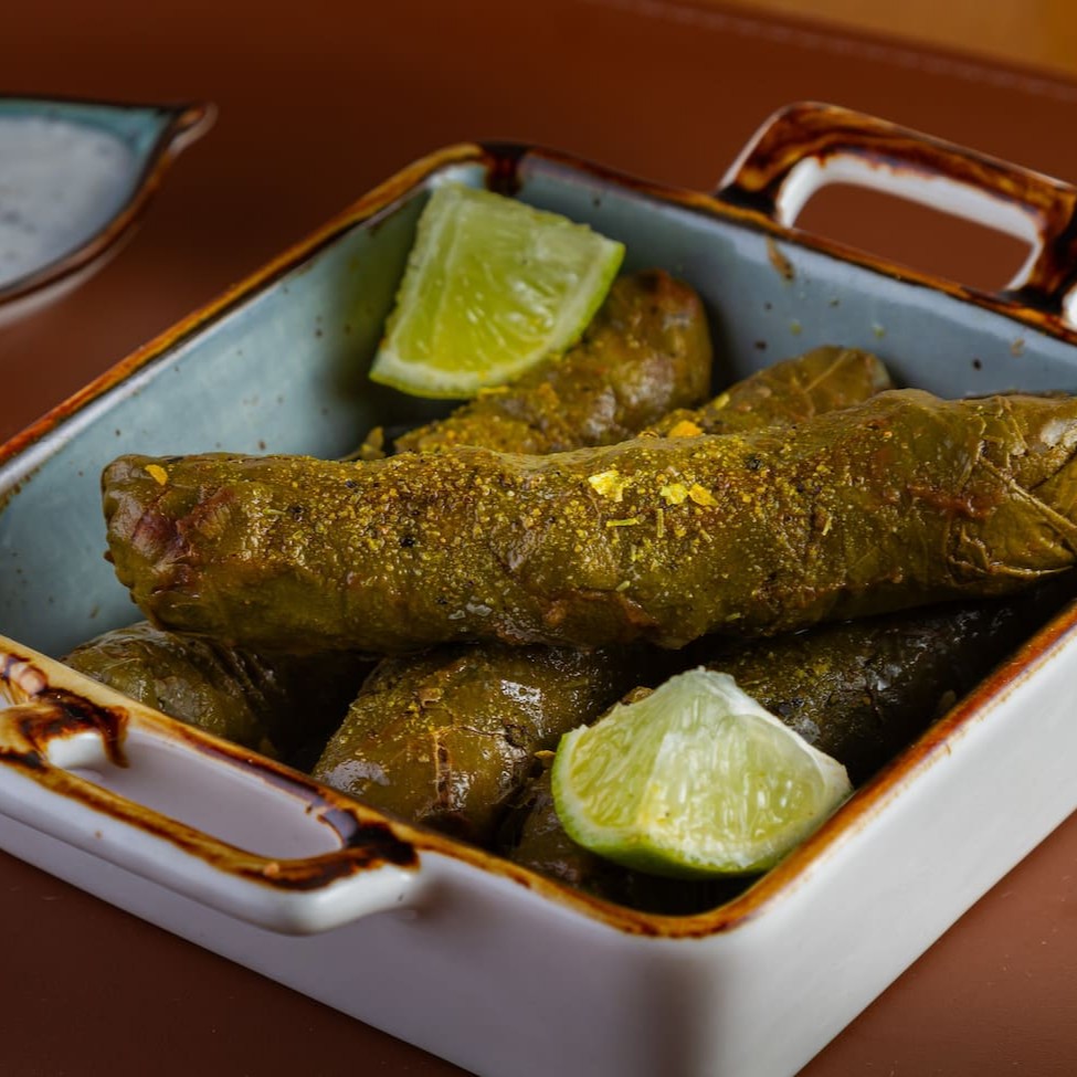 Nosso delicioso charuto de folha de Uva com molho de coalhada molhada e hortelã! Aproximadamente 240 gramas.