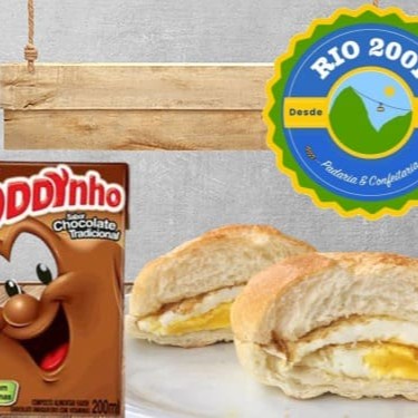 Comece o seu Dia com o nosso delicioso '1 Pão com Ovo + 1 Achocolatado'. Este ícone do café da manhã é composto por um pão crocante e quentinho, recheado com um ovo perfeitamente cozido. A refeição ainda vem acompanhada de um achocolatado irresistível, feito com o mais puro cacau. Este prato é a combinação perfeita para quem procura energia e sabor para iniciar o Dia. Garanta já seu café da manhã nutritivo e saboroso!