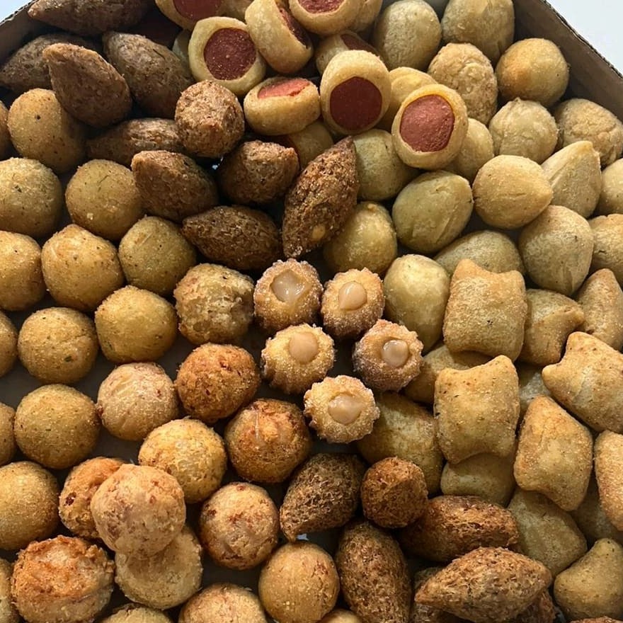 Delicie-se com nossa generosa porção de 100 unidades de salgadinhos no tamanho perfeitos. São irresistivelmente recheados e fritos na hora para garantir a máxima crocância e sabor. Cada mordida é uma experiência memorável. Faça já o seu pedido e sinta essa explosão de sabor!