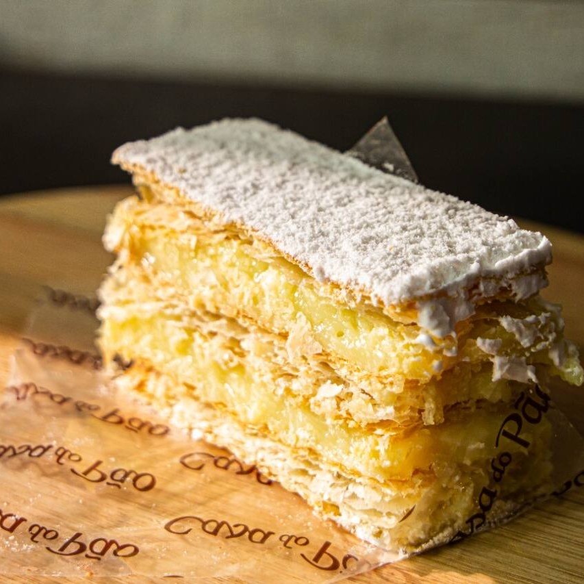 A crocância do mil folhas Original com um creme de confeiteiro, sabores:  Creme/ Doce de  Leite/ Chocolate