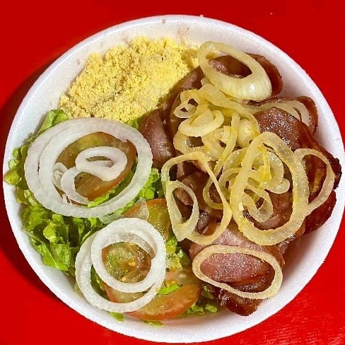 Acompanha arroz, feijão e farofa.