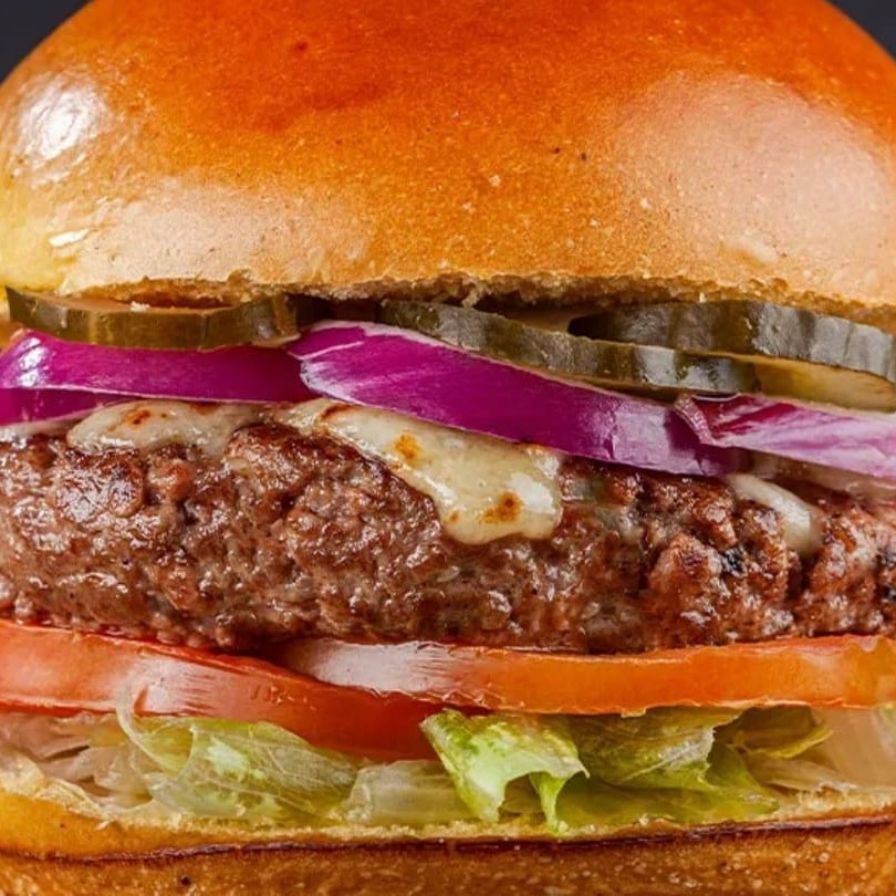 Pão Brioche, Hambúrguer 180g , queijo , Tomate, Alface americana, Cebola Roxa, Picles e Maionese Temperada.