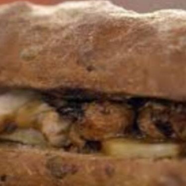 Sanduíche de Filé de Frango com Abacaxi no pão ciabatta com queijo mussarela.