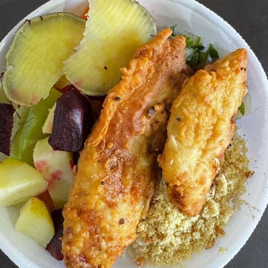 Acompanha arroz, feijão, farofa, molho vinagrete , linguiça e outros acompanhamentos.