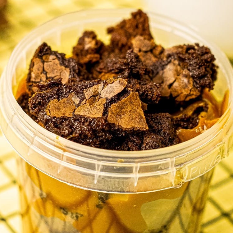 Pedaços do nosso delicioso brownie em um pote afogados em cremoso brigadeiro de chocolate.      -----------------tags------------------- Entrega rápida, desconto, promoção, 0,99, 0800, off, cupom, barato, melhor preço, oferta, frete grátis, descontão, preço baixo,Doces, bolos, brigadeiro, docinhos, kit festa, aniversario, bolo de pote, chocolate, morango, Nutella, copo da felicidade, brownie, conf