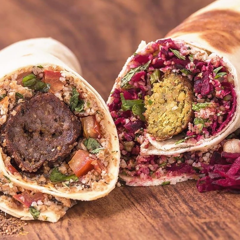 Sanduíches envolvidos no pão árabe, com pasta tahine e tabule + falafel ou kafta de carne. O vegano também leva beterraba!