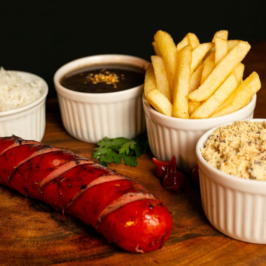 Nosso prato executivo serve 1 pessoa. Acompanha arroz branco, delicioso feijão, farofa de alho e cebola, nossa crocante batata frita palito e 1 espeto. Enviamos cada item em  embalagens separada.