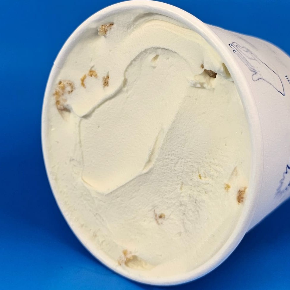 Sorvete base leite infusionado com sucrilhos e com sucrilhos caramelizados misturados.