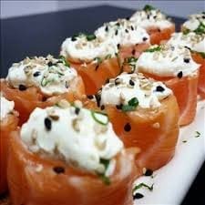 Arroz, cream cheese e gergelim enrolado no salmão.  -------------------Tags: promoção , promoções , ofertas , lanche , hamburguer, Sushi, super barato , pizza, cupom , desconto, Hot Filadelfia, Filadelfia, yakissoba