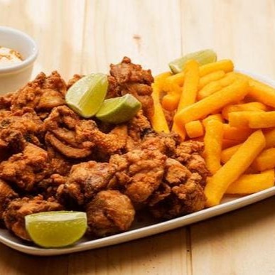 Composto por 500gr de frango a passarinho, cuidadosamente preparado, temperado e frito até alcançar a crocância perfeita, proporcionando um sabor inigualável. Acompanha 500gr de batatas fritas.