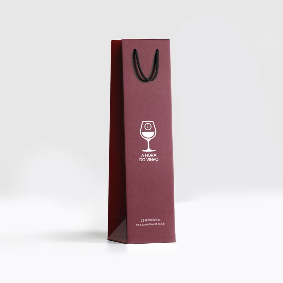 Apresente seu vinho com elegância ou surpreenda alguém especial com uma embalagem sofisticada e exclusiva. As sacolas premium da A Hora do Vinho unem design sofisticado, resistência e um toque de classe, tornando cada garrafa um presente à altura da ocasião. Destaque sua paixão pelo vinho com estilo.